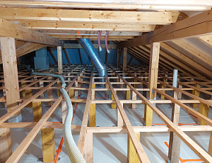 Zateplení stropu zděné novostavby pomocí foukané izolace